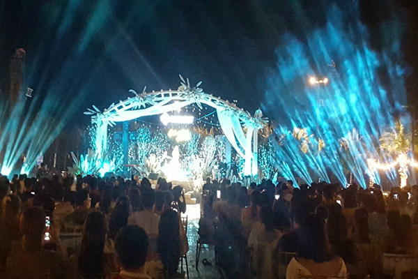 cho-thue-dan-den-anh-sang