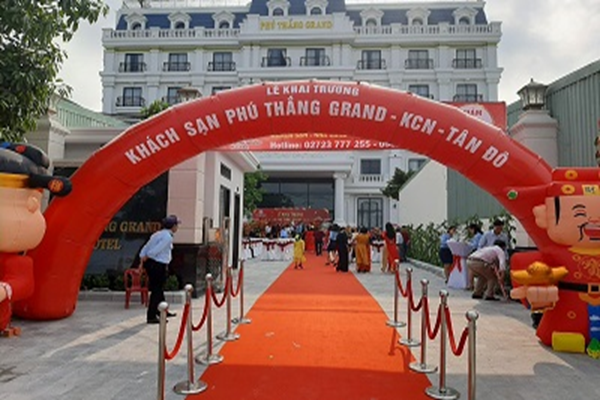 dung-cu-to-chuc-tiec-khai-truong